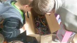 Le Club Nature inspecte la collecte de crayons usagés
